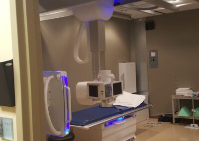 A room with a bed and a x-ray machine.